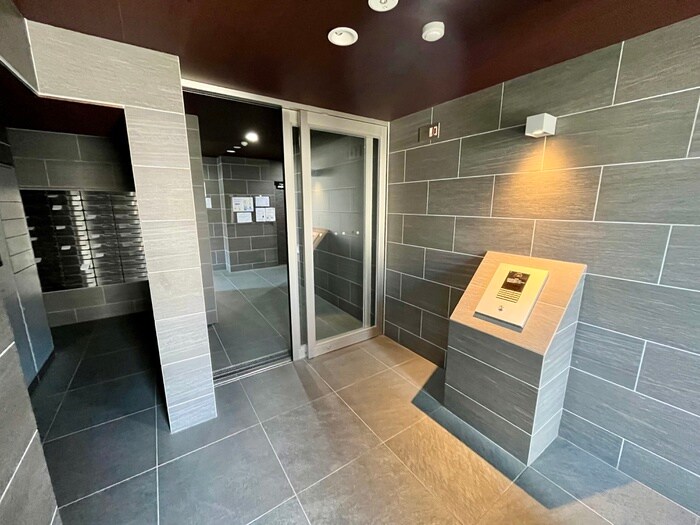 物件外観写真6　(エントランス部分)