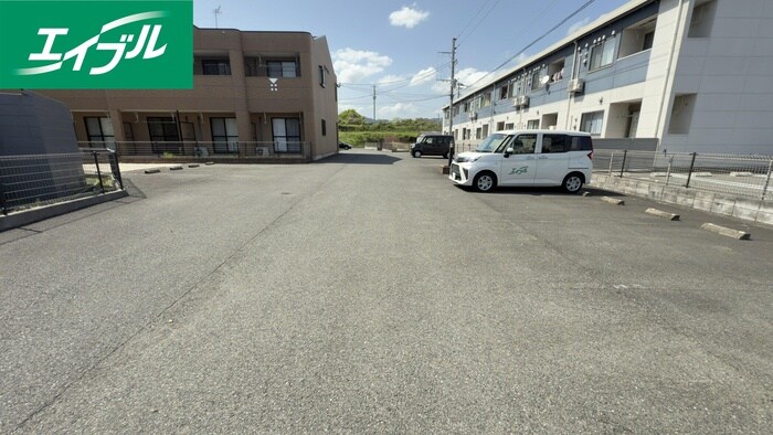 物件外観写真2　(駐車場)