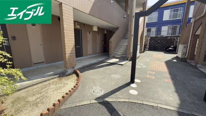 物件外観写真5　(エントランス部分)