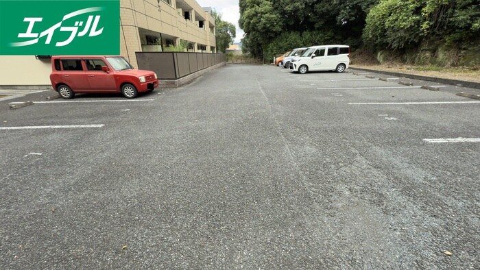物件外観写真2　(駐車場)