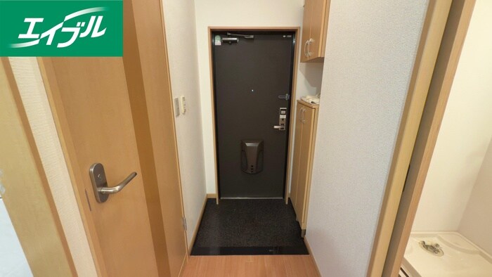 物件内観写真13　(玄関)