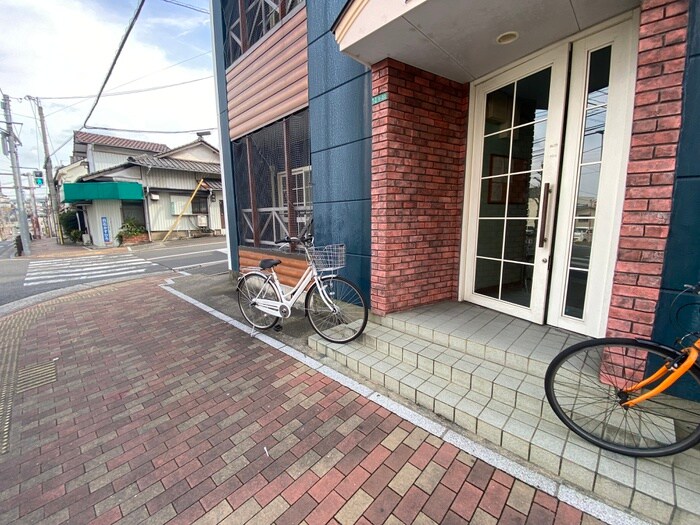 物件外観写真2　(エントランス部分)