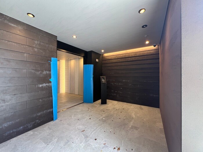 物件外観写真3　(エントランス部分)