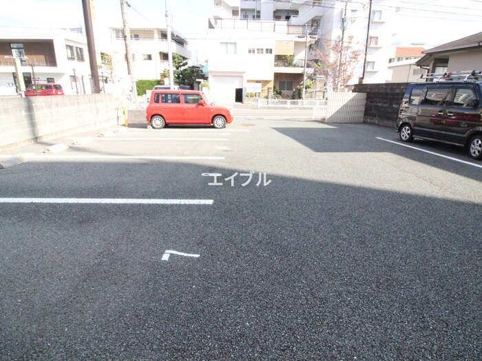 物件外観写真2　(駐車場)