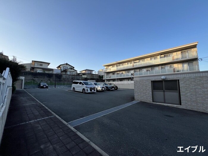 物件外観写真4　(駐車場)