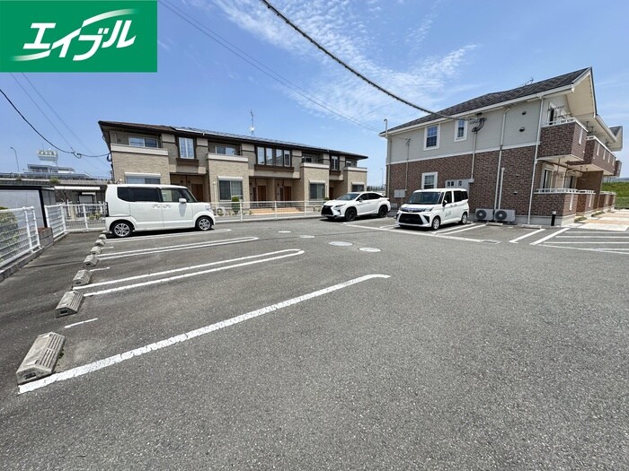 物件外観写真2　(駐車場)