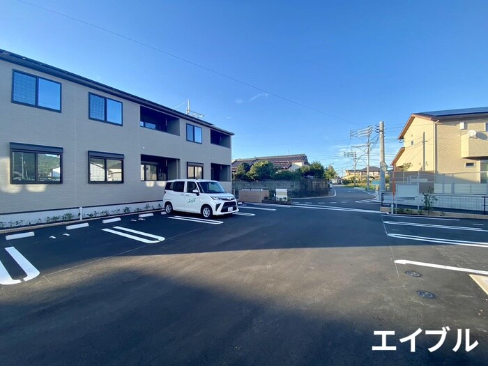 物件外観写真3　(駐車場)