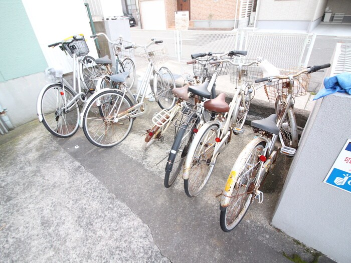 物件外観写真5　(駐輪場)