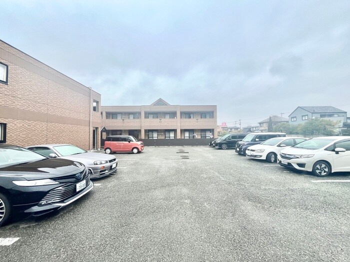 物件外観写真2　(駐車場)