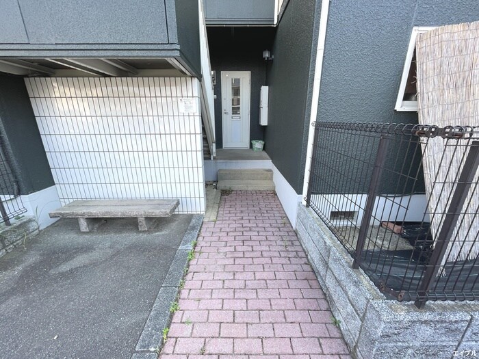 物件外観写真2　(エントランス部分)