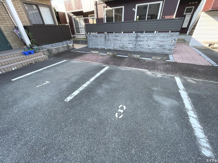 物件外観写真3　(駐車場)