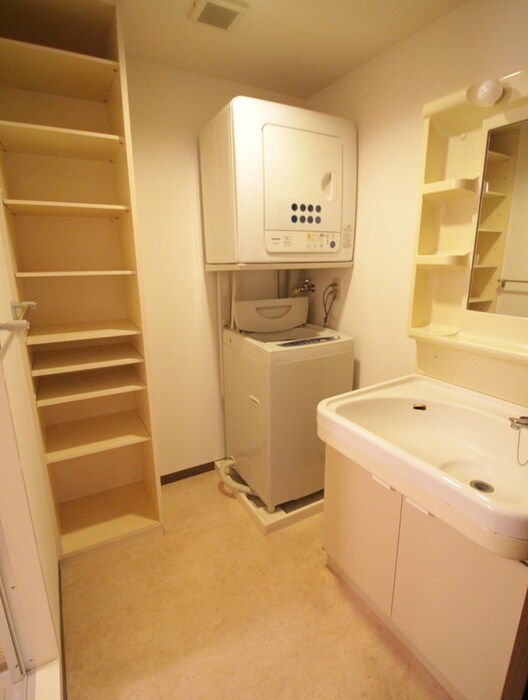 物件内観写真12　(洗濯機置場)