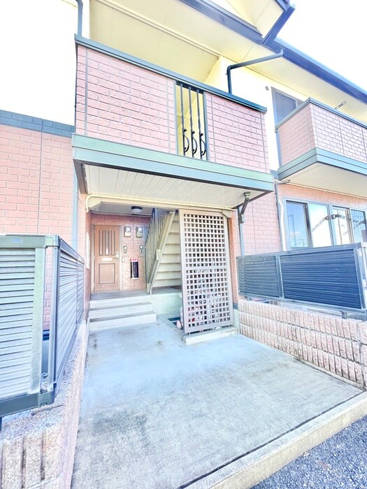 物件外観写真3　(エントランス部分)