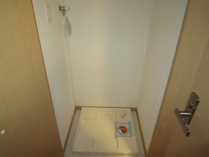 物件内観写真11　(洗濯機置場)