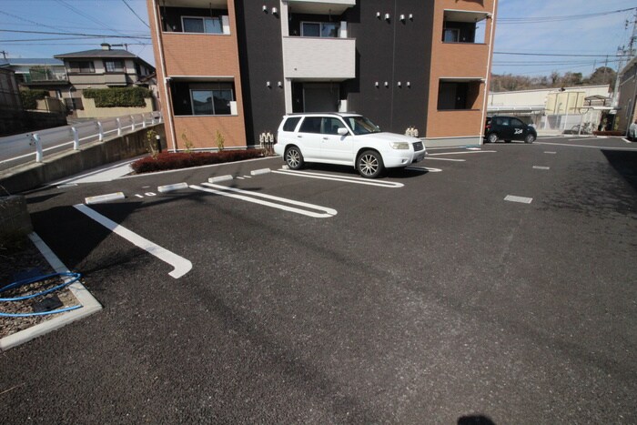 物件外観写真3　(駐車場)