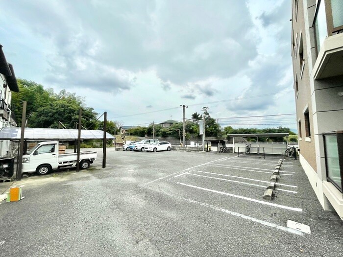 物件外観写真2　(駐車場)