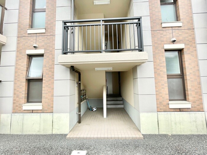 物件外観写真4　(エントランス部分)