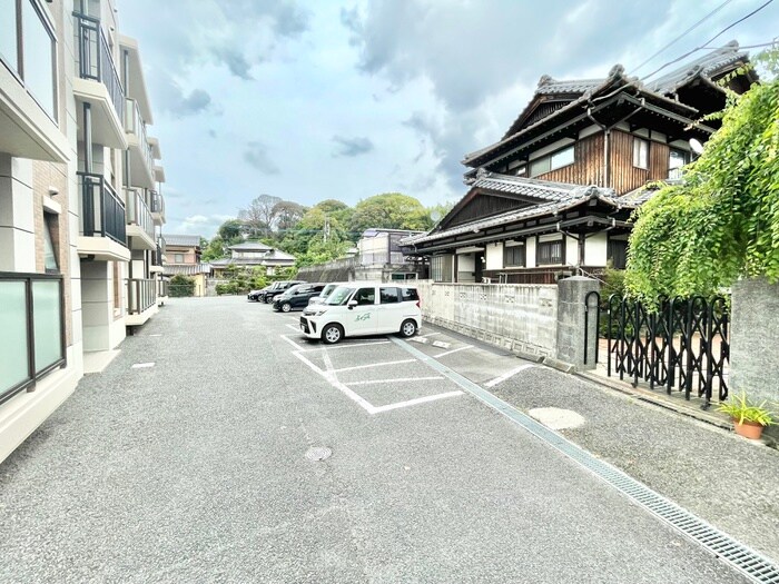 物件外観写真6　(駐車場)