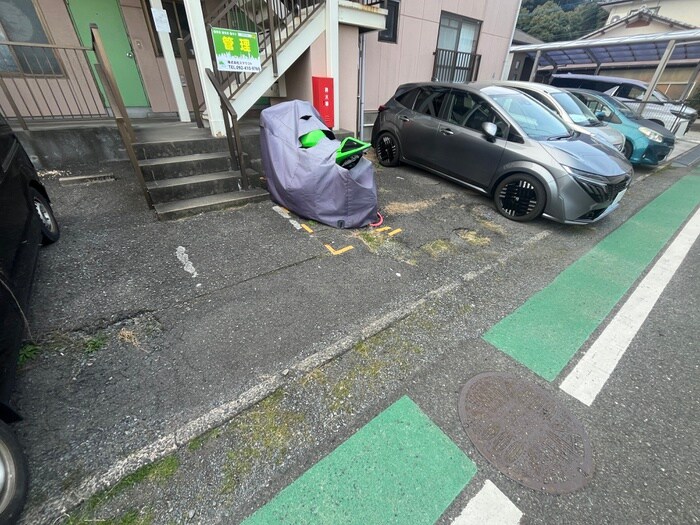 物件外観写真6　(バイク置き場)