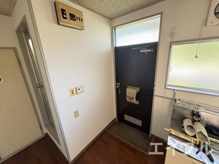 物件内観写真8　(玄関)