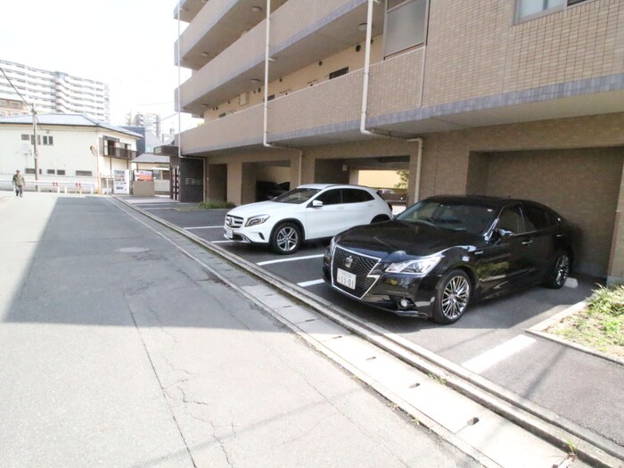 物件外観写真3　(駐車場)