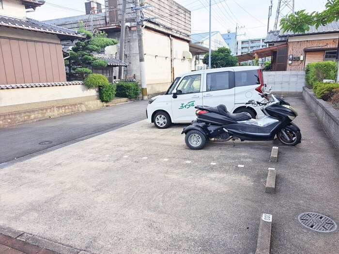 物件外観写真2　(駐車場)