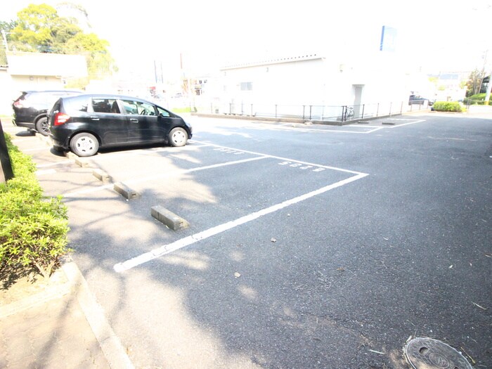 物件外観写真2　(駐車場)