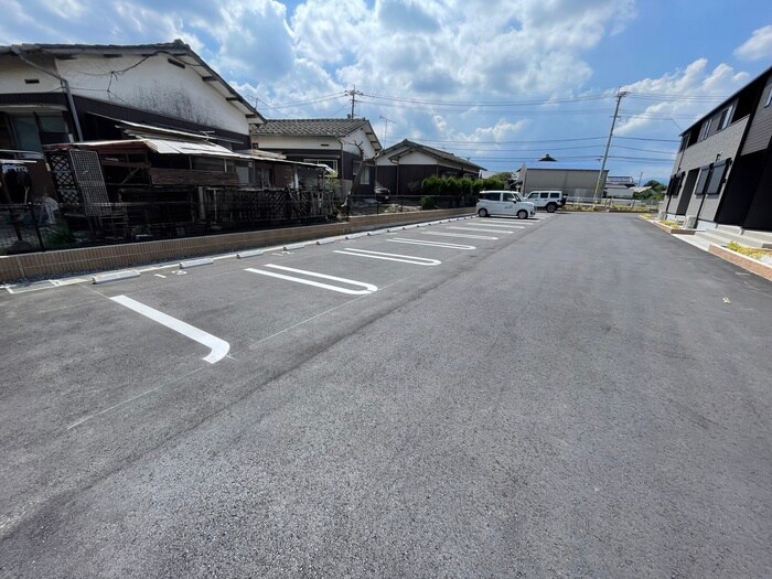 物件外観写真4　(駐車場)