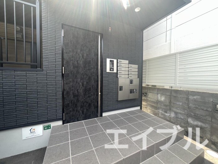 物件外観写真2　(エントランス部分)