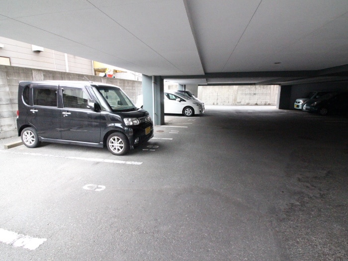 物件外観写真3　(駐車場)