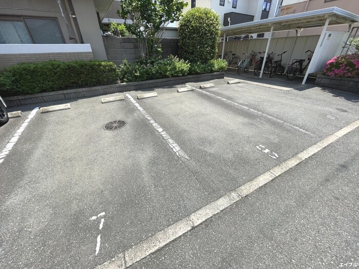 物件外観写真3　(駐車場)