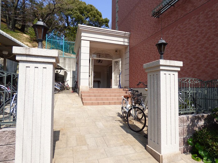 物件外観写真2　(エントランス部分)