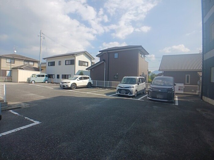 物件外観写真2　(駐車場)