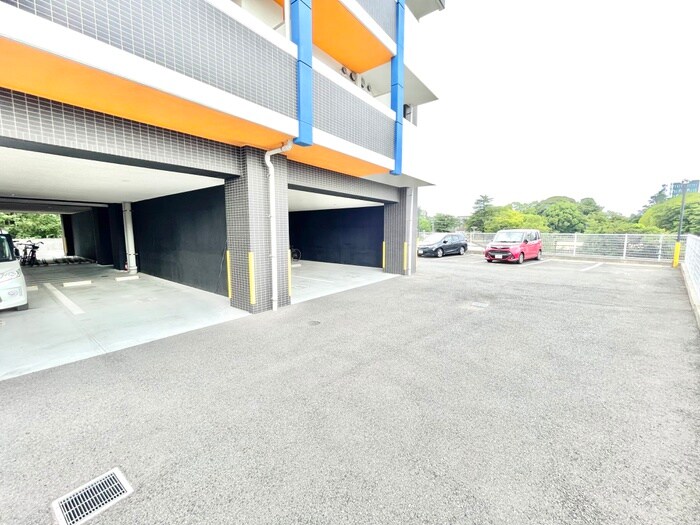 物件外観写真5　(駐車場)