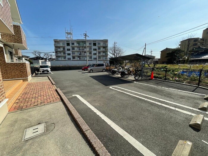 物件外観写真2　(駐車場)