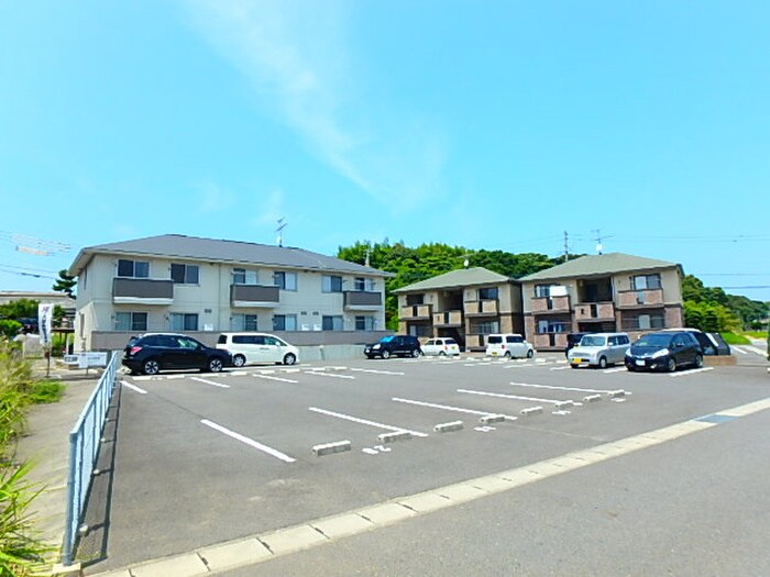 物件外観写真3　(駐車場)