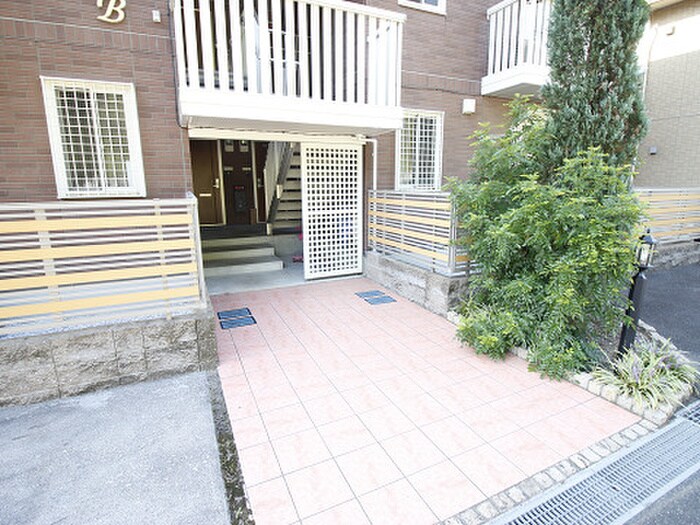 物件外観写真4　(エントランス部分)