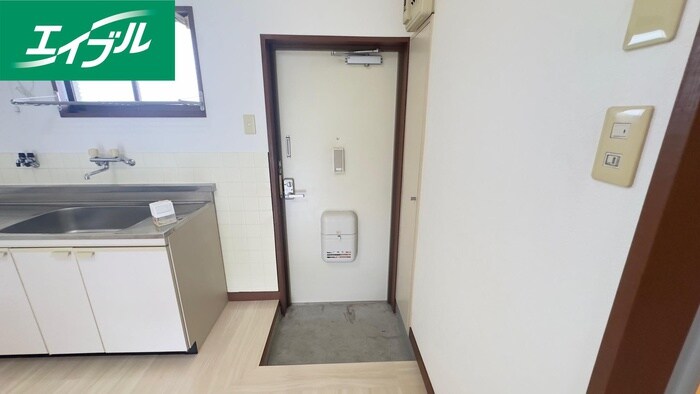 物件内観写真14　(玄関)