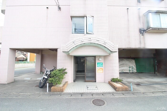物件外観写真1　(エントランス部分)