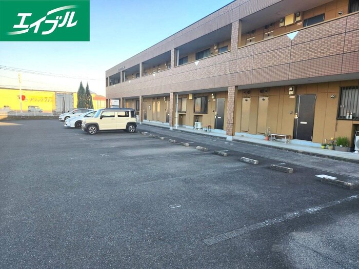 物件外観写真3　(駐車場)