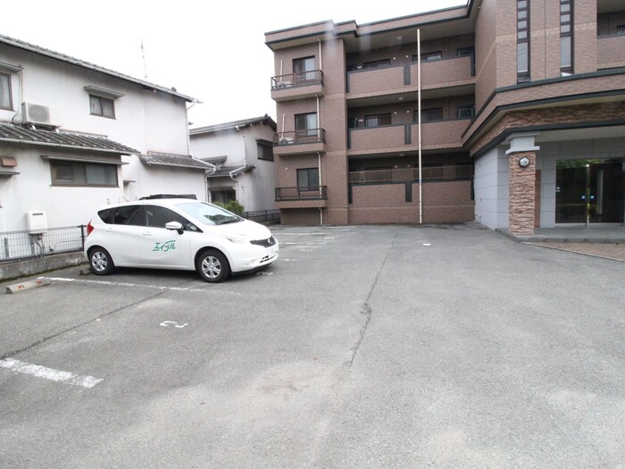 物件外観写真2　(駐車場)