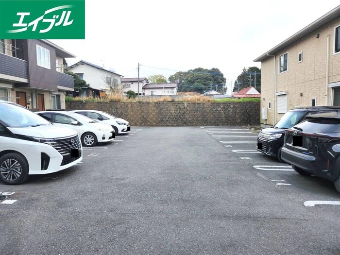 物件外観写真2　(駐車場)
