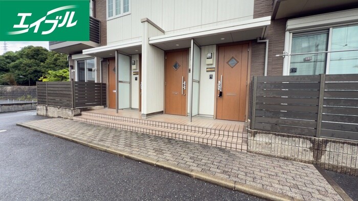 物件外観写真4　(エントランス部分)