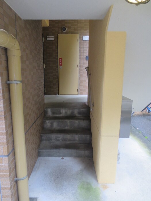 物件外観写真3　(エントランス部分)