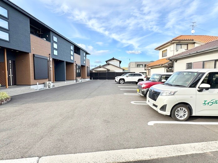 物件外観写真3　(駐車場)