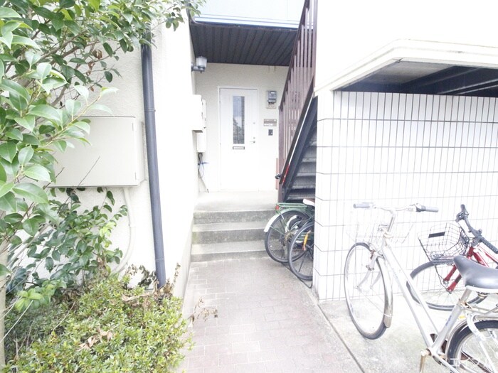 物件外観写真3　(エントランス部分)