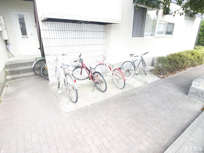 物件外観写真4　(駐輪場)