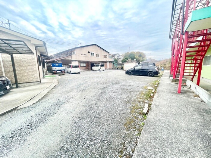 物件外観写真2　(駐車場)