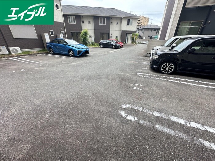 物件外観写真2　(駐車場)