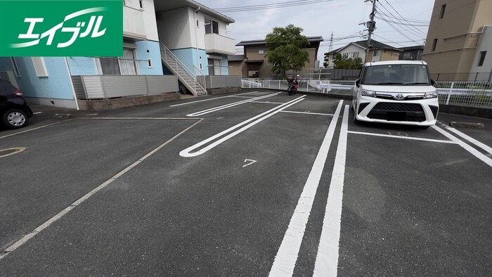 物件外観写真2　(駐車場)